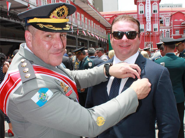 Luciano Volk é condecorado pelo Corpo de Bombeiros