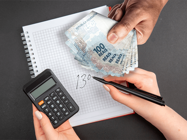 Universidade que tentou parcelar 13º deverá pagar benefício integral