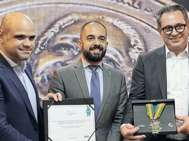 Alexandre Arnone e Sóstenes Marchezine recebem comenda oficial da DPU